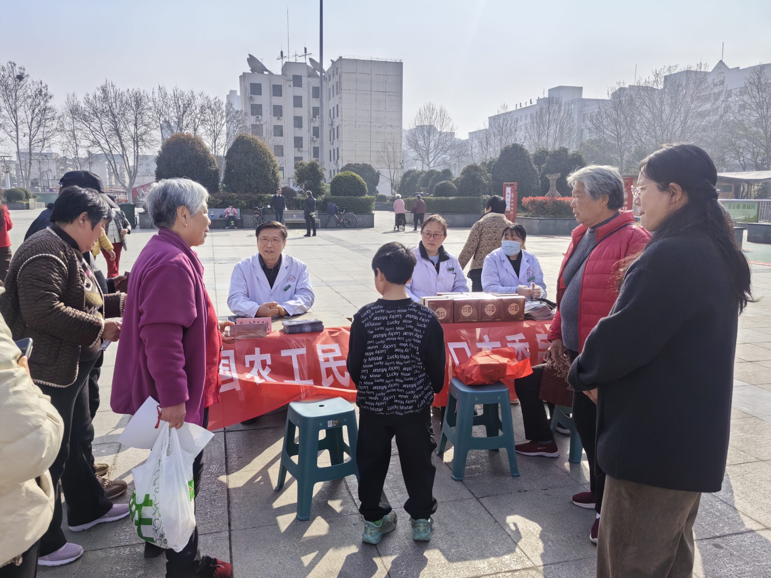 优质睡眠 美好生活——农工党周口市委会联合周口华侨医院开展世界睡眠日健康宣传活动